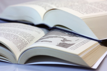 libri aperti e sovrapposti