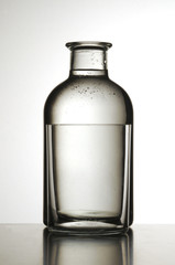 Bottiglia d acqua con bicchiere