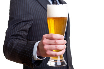 Geschäftsmann hält ein Bier
