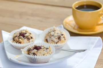 Drei Kirschtörtchen mit Kaffee