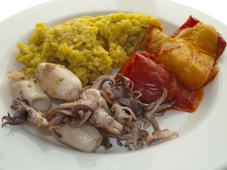 Tintenfischtuben mit Reis und Paprika