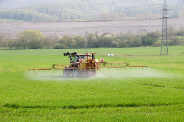 Traktor mit Feldspritze © womue