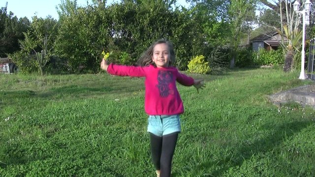 courir pour offri un bouquet au ralenti