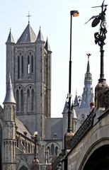 Fototapeta na wymiar Kościół i Pont Saint Nicolas i Dzwonnica - Ghent, Flandria, Belgia