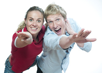 couple heureux faisant semblant de voler