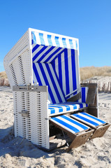 blauer Strandkorb vor den Dünen auf Sylt