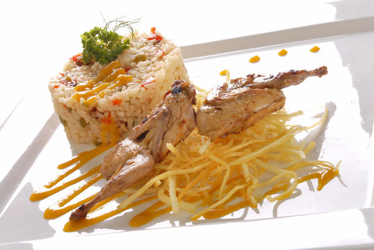 Codornices con arroz a la mexicana y vegetales. M&eacute;xico.