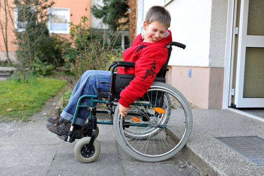 Behinderter Junge im Rollstuhl