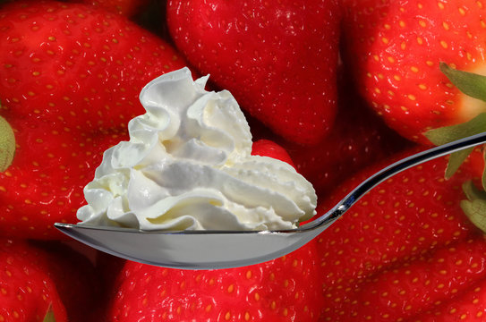 Sahne und Erdbeeren