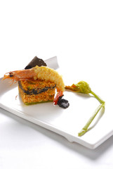 Arroz al chile chipotle con camarones y flor de calabaza.