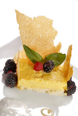Postre de arroz con crema batida y frutas. México.