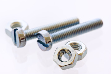Schrauben und Muttern