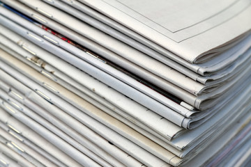 des journaux entassés