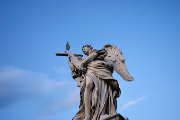Angel con cruz del martirio