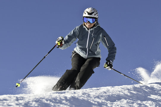 dynamisch skifahren auf der Piste