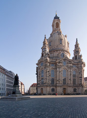 Fototapeta na wymiar Frauenkirche Dresden mit Neumarkt