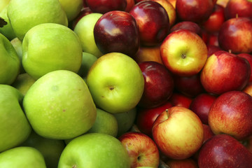 Fototapeta na wymiar raw green and red apple heap