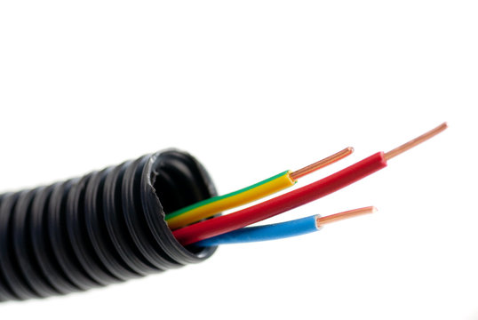 image, fil &eacute;lectrique et tube - mat&eacute;riel d'&eacute;lectricien sur blanc