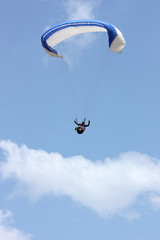 parachute blanc et bleu