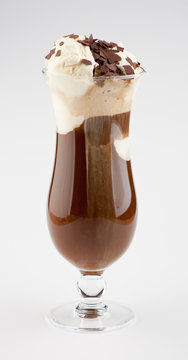 Eiskaffe vor grauem Hintergrund