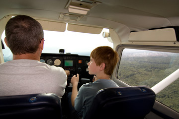 Simon hat als Copilot den Flug der Cessna übernommen