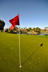 Obraz premium Golf pin with lake in background