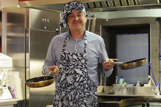 Cuoco in cucina