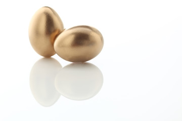 zwei goldene Eier auf weissem Acryl