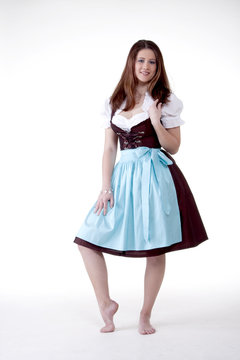 Junges m&auml;dchen mit Dirndel