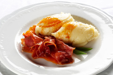Baked prosciutto with potato puree and tomato sauce