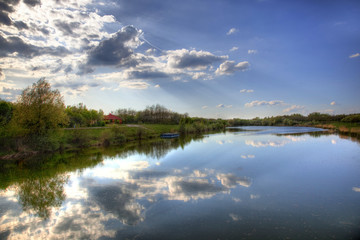 Fototapeta na wymiar Krajobraz z jeziora i błękitne niebo