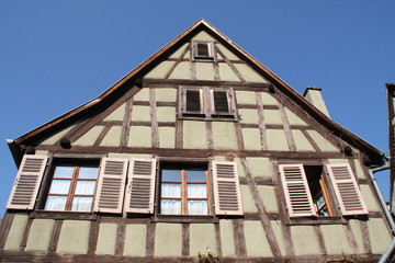 Fototapeta na wymiar Kaysersberg, façade de maison à colombages