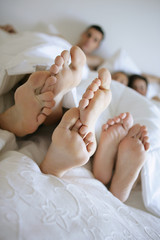 pieds nus sous une couverture