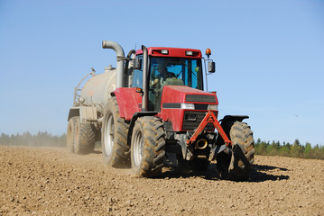 Fototapeta premium Traktor mit Gülletank 037