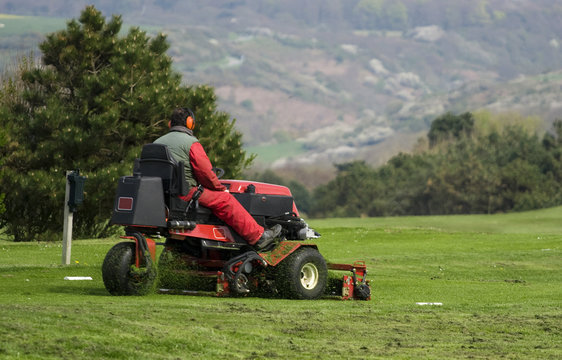 ouvrier &agrave; l'entretien du parcours de golf