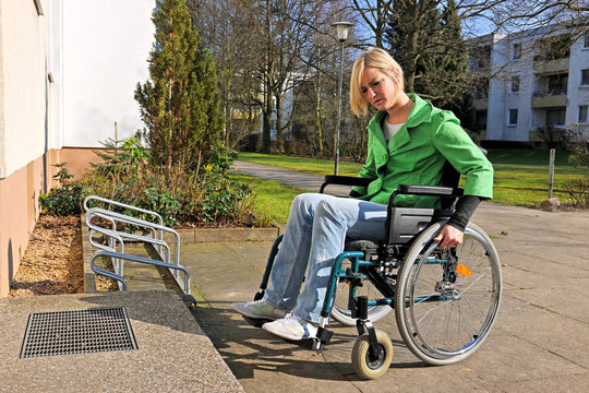 Junge Frau im Rollstuhl hat Probleme