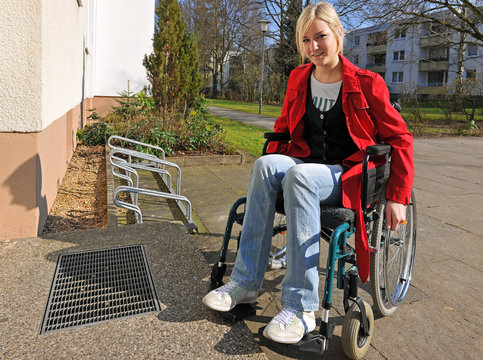 Junge Frau im Rollstuhl
