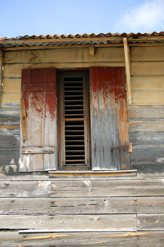 façade d'une petite maison en bois