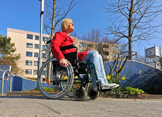 Junge Frau im Rollstuhl