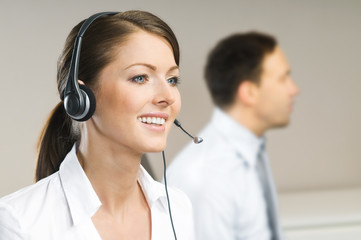 Zwei Personen im Call-Center