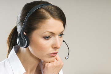 Gelangweilte Frau mit Headset