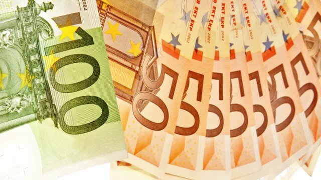 Lent mouvement de cam&eacute;ra sur des euros.