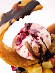 Helado de crema con frutas sobre un fondo blanco. Vista de frente y de cerca. 