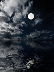 Naklejka na ściany i meble Księżyc i chmury nad morzem w nocy