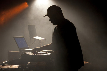 Dj en contre jour