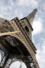 Tour Eiffel penchée vers la droite