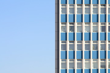 Fenster-Fassade vor blauem Himmel, Deutschland