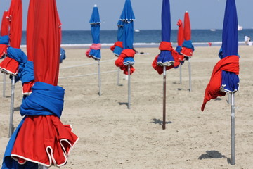 strand mit bunten sonnenschirmen in deauville, frankreich