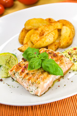 Lachs - gegrillt mit Kartoffelspalten