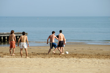 Fototapeta na wymiar Piłka nożna na plaży